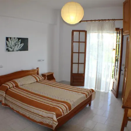 Nikolas House بيت ضيافة *